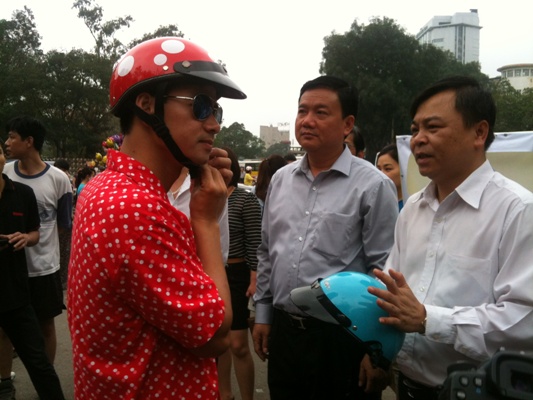 Hà Nội Bắt đầu chương trình đổi mũ bảo hiểm có trợ giá